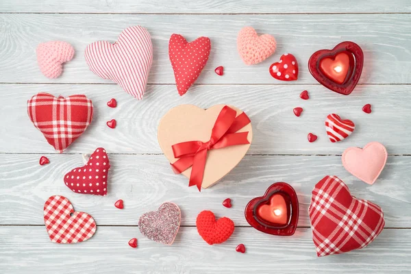 心臓の形 ギフト ボックスやキャンドルでバレンタインデーの背景 上から平面図です フラットを置く — ストック写真