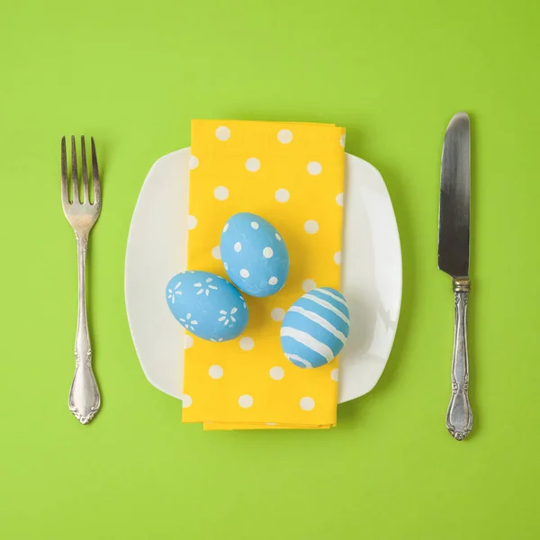 Paskalya Tatil Kavramı Plaka Yumurta Süslemeleri Ile Kavramı Üstten Görünüm — Stok fotoğraf
