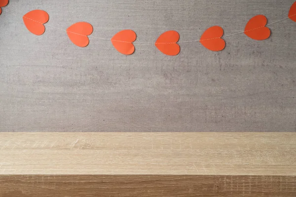 Lege Houten Tafel Rustieke Muur Achtergrond Met Hartvormige Garland Valentine — Stockfoto