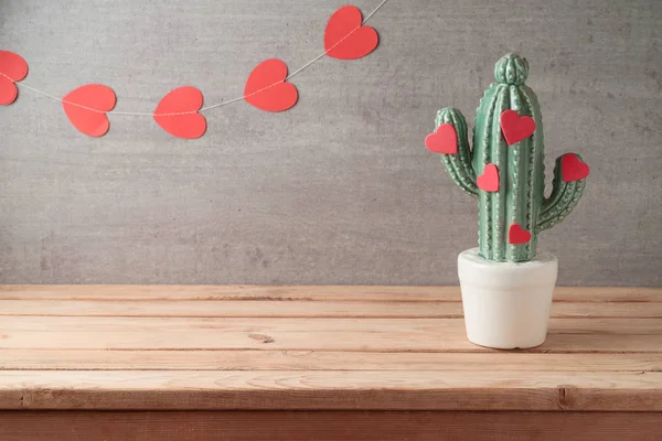 Valentinstag Konzept Mit Dekor Kaktus Und Herzformen Auf Holztisch Über — Stockfoto