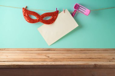 Yahudi tatil purim arka plan boş ahşap masa, kağıt Not, karnaval maskesi ve şenlikli.