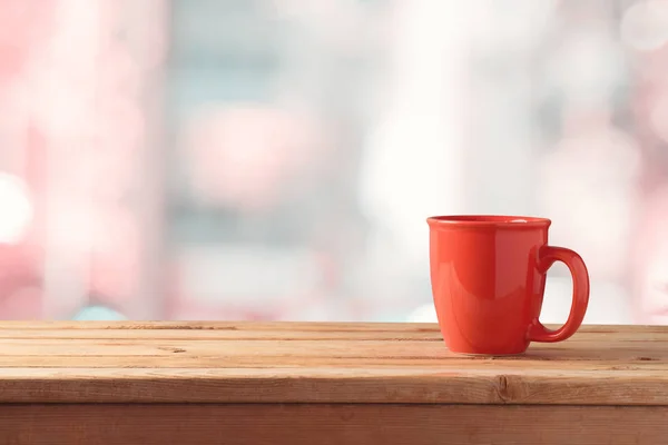 Červená Kávy Nebo Čaje Pohár Dřevěný Stůl Pozadí Abstraktní Bokeh — Stock fotografie