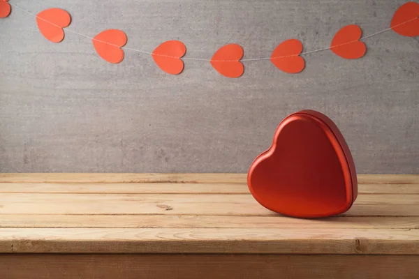 Valentinstag Hintergrund Mit Herzförmigem Geschenkkarton Auf Holztisch Und Girlande — Stockfoto