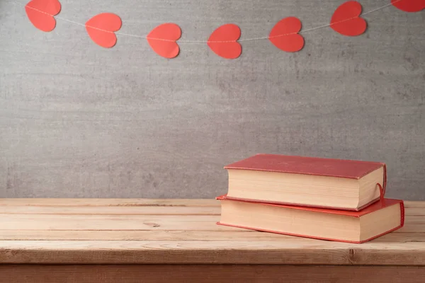 Valentinstag Konzept Mit Romantischen Büchern Auf Holztisch Über Girlanden Hintergrund — Stockfoto