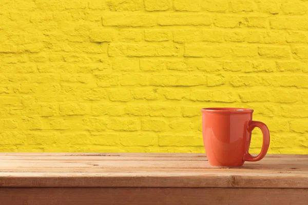 Caffè Rosso Tazza Tavolo Legno Sfondo Muro Pietra Mattoni Gialli — Foto Stock