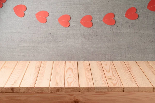 Mesa Madera Vacía Sobre Fondo Rústico Pared Con Guirnalda Forma — Foto de Stock