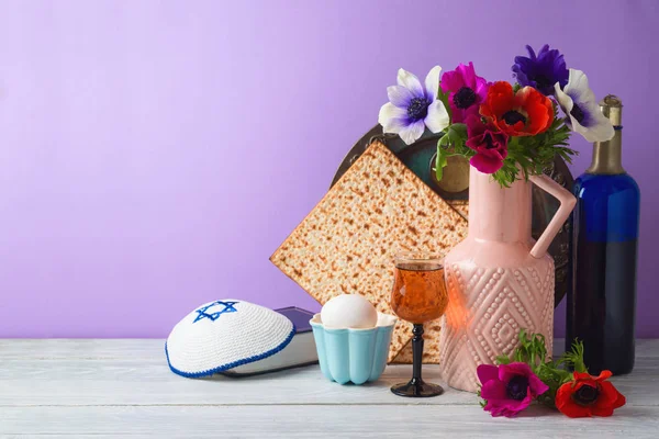 Joodse Vakantie Pascha Achtergrond Met Bloemen Wijn Matse Seder Bord — Stockfoto