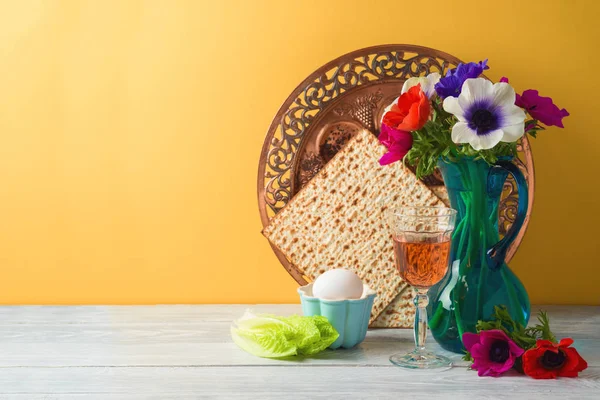 Jewish Holiday Passover Background Flowers Wine Matzo Seder Plate Wooden — Stock Photo, Image