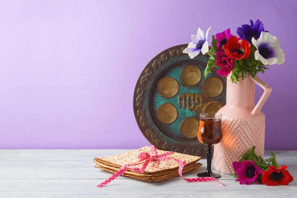 ユダヤ人の休日花 ワイン 木製テーブルの上のマツとセダーの皿と過ぎ越しの祭りの背景 — ストック写真