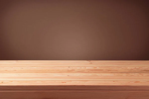 茶色の壁の背景の上の空の木のテーブル キー表示レイアウトまたは新製品表示を広告に使用できます — ストック写真