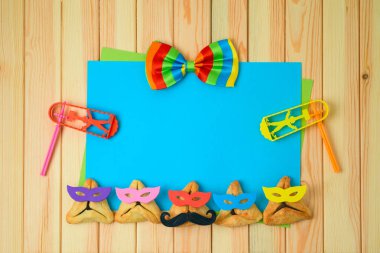 Yahudi tatil şirin komik hamantaschen çerezleri ve kağıt kayda göre ahşap masa Purim arka plan. Üstten Üstten Görünüm. 