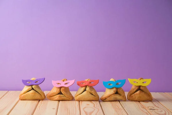 Židovský Svátek Purim Pozadí Roztomilý Funny Hamantaschen Cookies Dřevěný Stůl — Stock fotografie