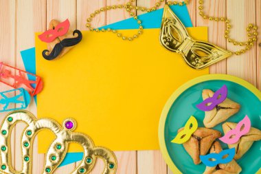 Yahudi tatil şirin komik hamantaschen çerezleri ve kağıt kayda göre ahşap masa Purim arka plan. Üstten Üstten Görünüm. 