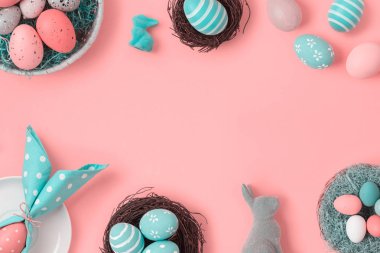 Paskalya tatil arka plan ile sepet ve bunny dekorasyonda Paskalya yumurtaları. Üstten Görünüm yukarıdan. Düz yatıyordu