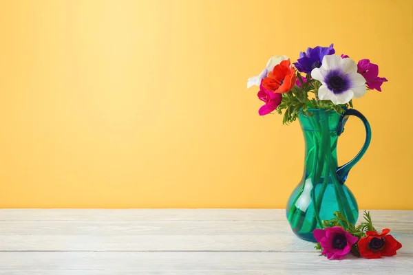 Bouquet Fiori Primaverili Tavolo Legno Con Spazio Copia Sfondo Giallo — Foto Stock