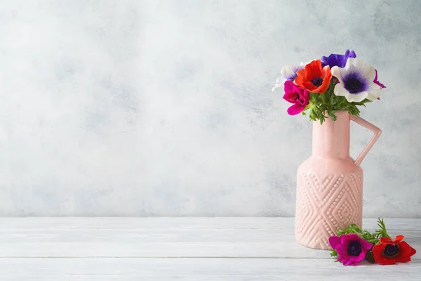 Lente Bloemen Boeket Houten Tafel Met Kopie Ruimte Lichtgrijze Achtergrond — Stockfoto