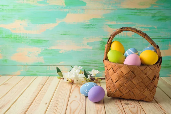 Fondo Vacaciones Pascua Con Huevos Pascua Cesta Sobre Mesa Madera — Foto de Stock