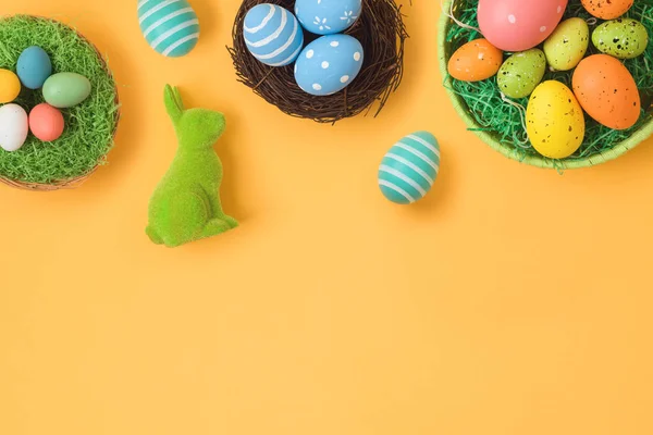 Fondo Vacaciones Pascua Con Huevos Pascua Cesta Decoración Conejo Vista — Foto de Stock
