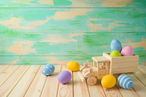Πάσχα Διακοπές Φόντο Αυγά Πάσχα Και Φορτηγό Παιχνίδι Ξύλινο Τραπέζι — Φωτογραφία Αρχείου