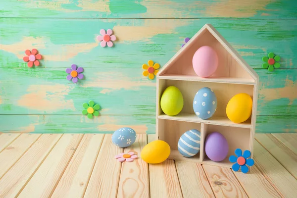 Fondo Vacaciones Pascua Con Huevos Pascua Casa Juguetes Flores Papel —  Fotos de Stock