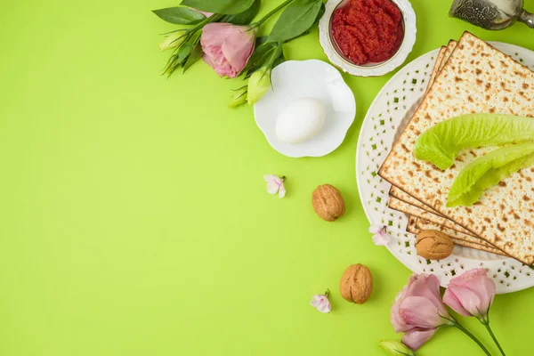 Joodse vakantie Pascha achtergrond met matze, seder bord en s — Stockfoto