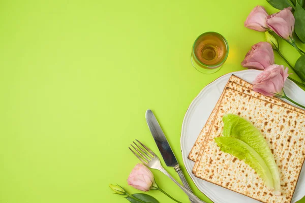 犹太假日逾越节背景与 matzo, seder 板材和 s — 图库照片