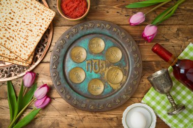 Yahudi bayramı Fısıh arka plan matzo, seder tabağı, şarap ile
