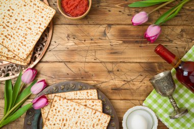 Yahudi bayramı Fısıh arka plan matzo, seder tabağı, şarap ile