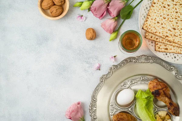 Yahudi bayramı Fısıh arka plan matzo, seder tabağı ile s — Stok fotoğraf