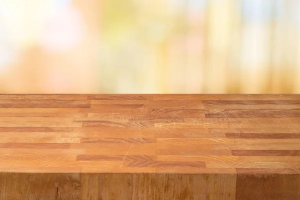 Tomma trä tabell över abstrakta bokeh bakgrund. — Stockfoto