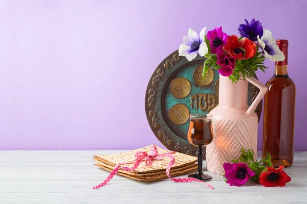 Fiesta judía Fondo de Pascua con flores, vino, matzo y —  Fotos de Stock