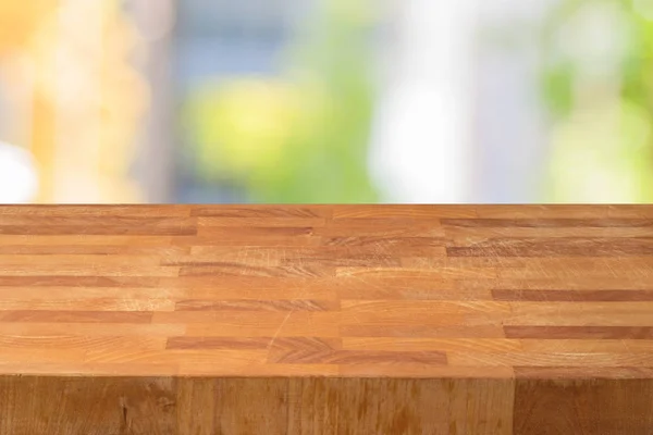 Meja kayu kosong di atas latar belakang bokeh abstrak . — Stok Foto