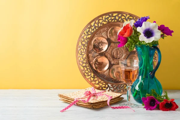 Joodse vakantie Pascha achtergrond met bloemen, wijn, Matse en — Stockfoto