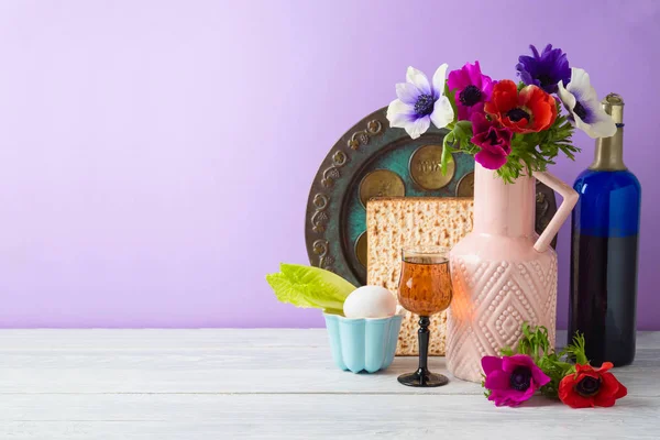 Jüdischen Feiertag Pessach Hintergrund mit Blumen, Wein, Matzo und — Stockfoto