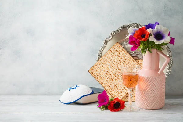 Jewish holiday Passover background with flowers, wine, matzo and — Stock Photo, Image
