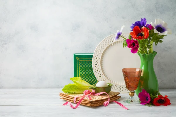 Židovský svátek Pesach pozadí s macesy, květin, vína a — Stock fotografie