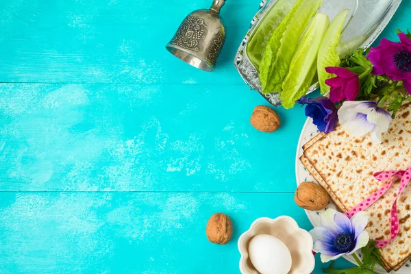 Jüdischen Feiertag Passahhintergrund mit Matzo, Seder Teller und s — Stockfoto