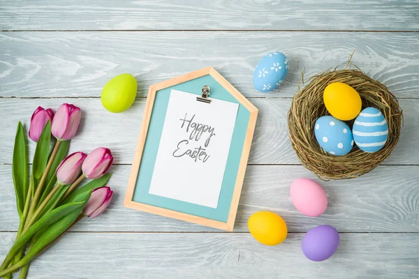 Fondo de vacaciones de Pascua con huevos de Pascua en el nido de aves, nota un — Foto de Stock