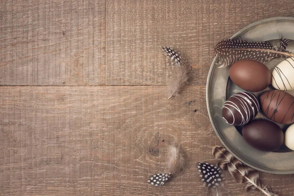 Pasen vakantie achtergrond met bruin Pasen eieren decoraties op — Stockfoto