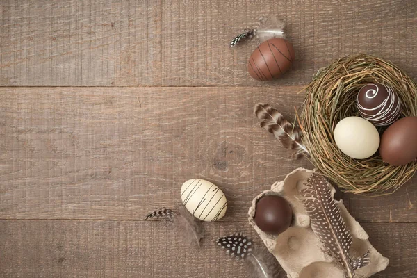 Fondo de vacaciones de Pascua con decoraciones de huevos de Pascua marrón en — Foto de Stock