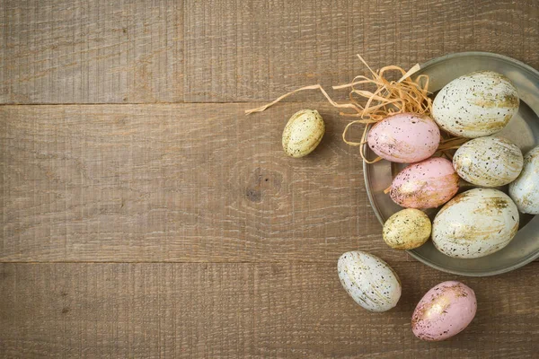 Paskalya tatili arka plan ile altın glitter Paskalya yumurta decora — Stok fotoğraf
