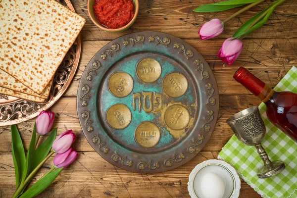 Joodse vakantie Pascha achtergrond met matze, seder plate, wijn — Stockfoto