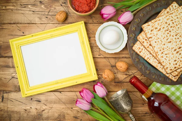 Joodse vakantie Pascha achtergrond met matze, seder plate, wijn — Stockfoto