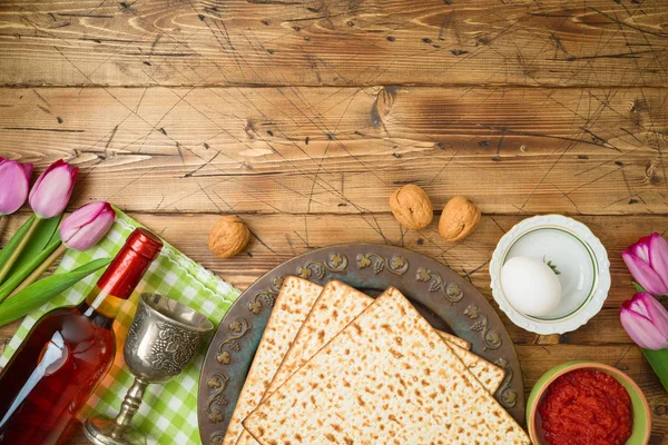 Fiesta judía Fondo de Pascua con matzo, plato de seder, vino —  Fotos de Stock