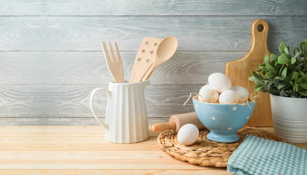 Fondo para hornear de Pascua con huevos y utensilios de cocina en lana —  Fotos de Stock