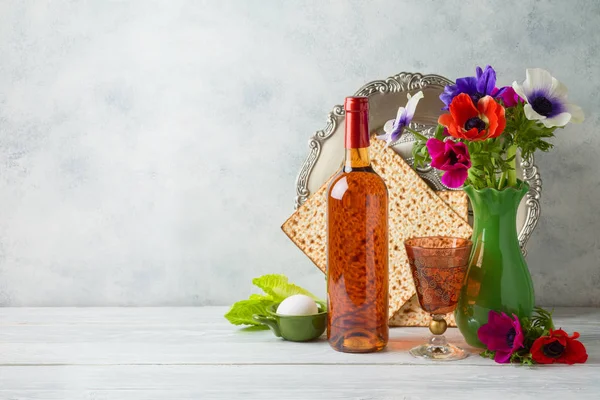 Jewish holiday Passover background with flowers, wine, matzo and — Stock Photo, Image