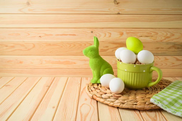 Fondo de Pascua con huevos frescos en taza y conejo en lengüeta de madera — Foto de Stock