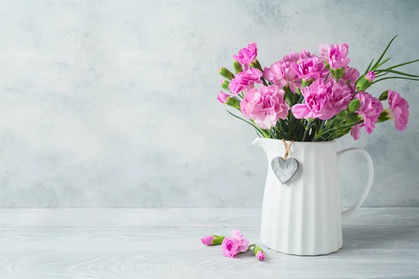 Dia das mães fundo com flores e forma de coração em t de madeira — Fotografia de Stock