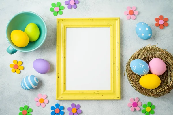 Easter holiday background with easter eggs and photo frame on ta — Stock Photo, Image