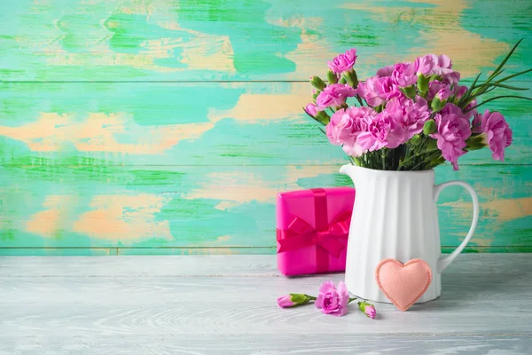 Fundo do dia das mães com flores, forma de coração e caixa de presente o — Fotografia de Stock